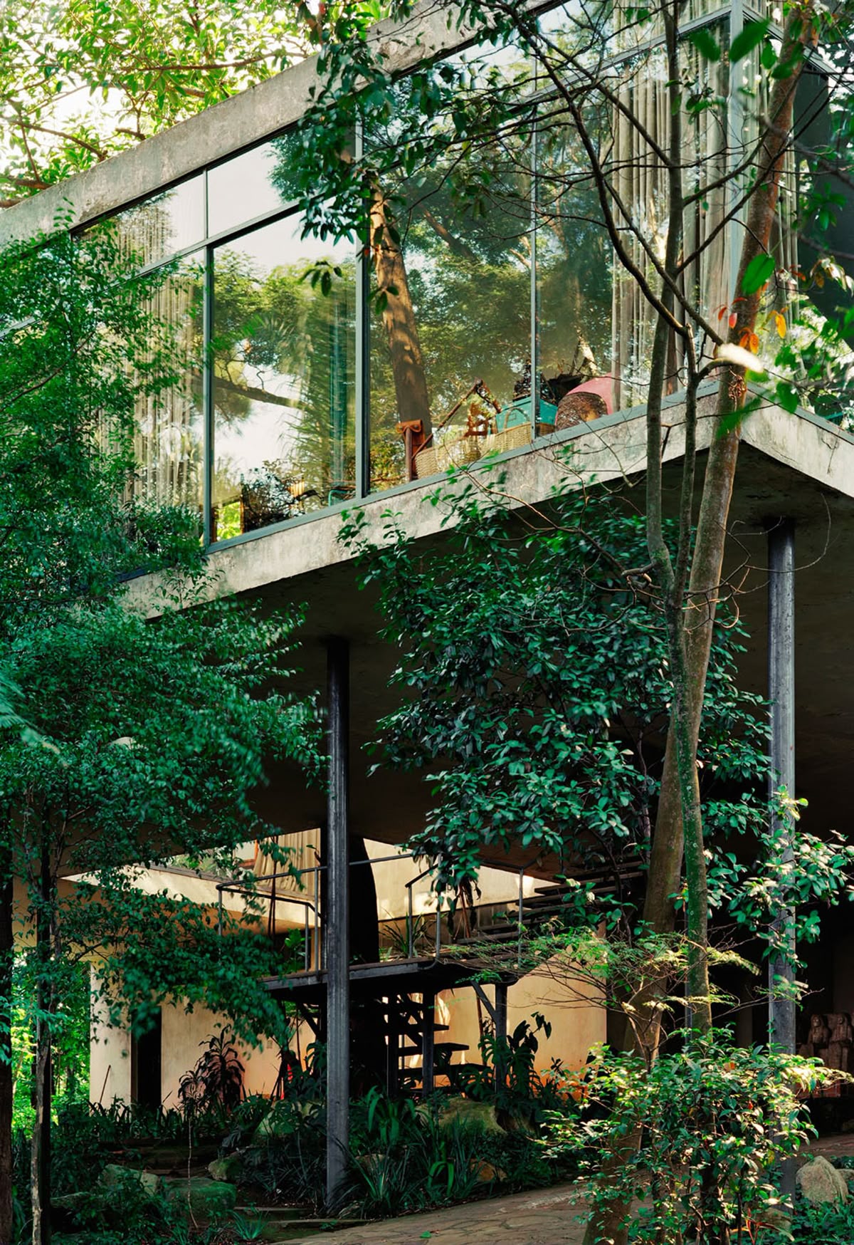 Una referencia arquitectónica eco-brutalista para el frasco de Casa Calixto.