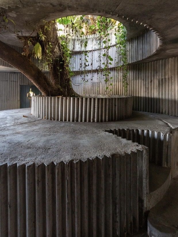 Una segunda referencia arquitectónica eco-brutalista para el frasco de Casa Calixto.